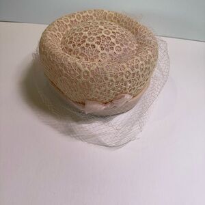 Chic Vintage 1940's/1950's Pillbox Hat with Veil
